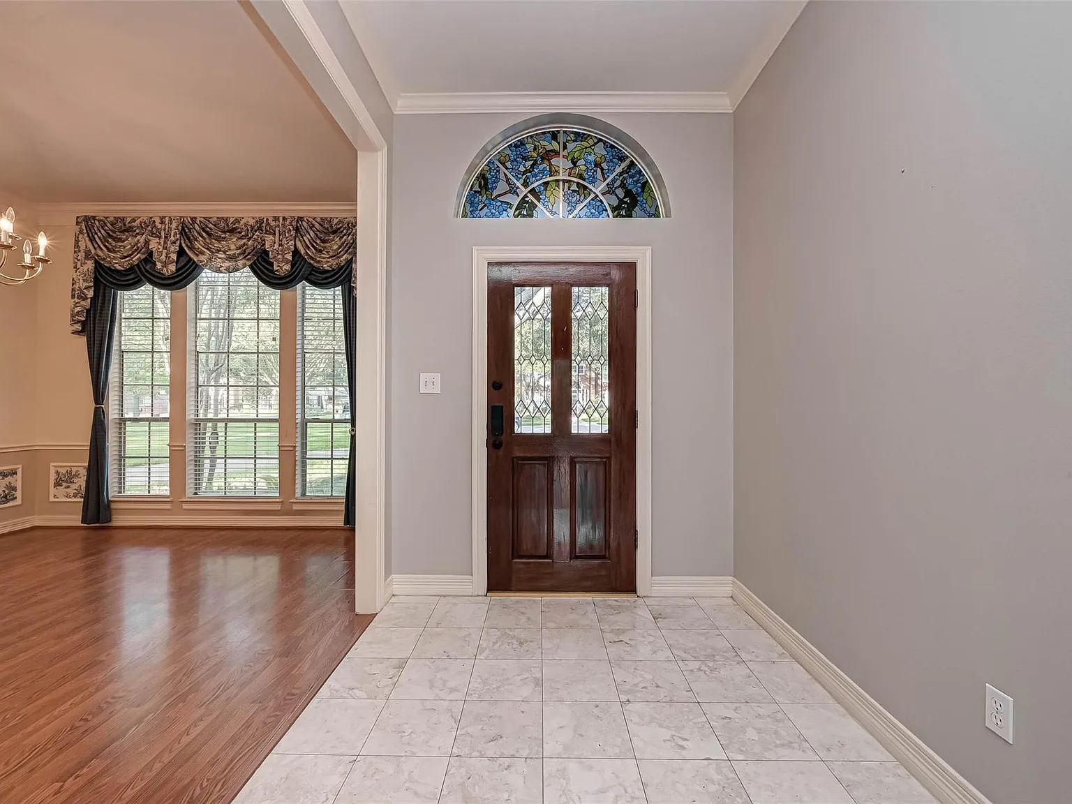 4 bed, 2.0 bath, 2491 sqft, $3,200 — Photo 3