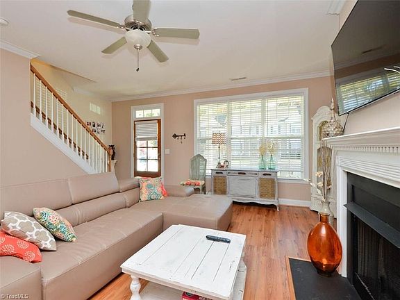 4th image of 35 Nandina Dr