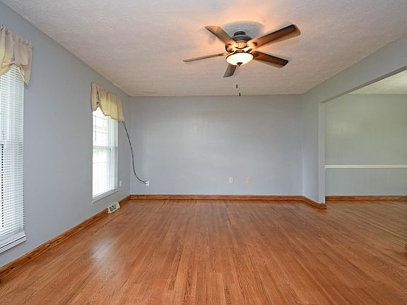 3rd image of 8761 Ashbrook Dr