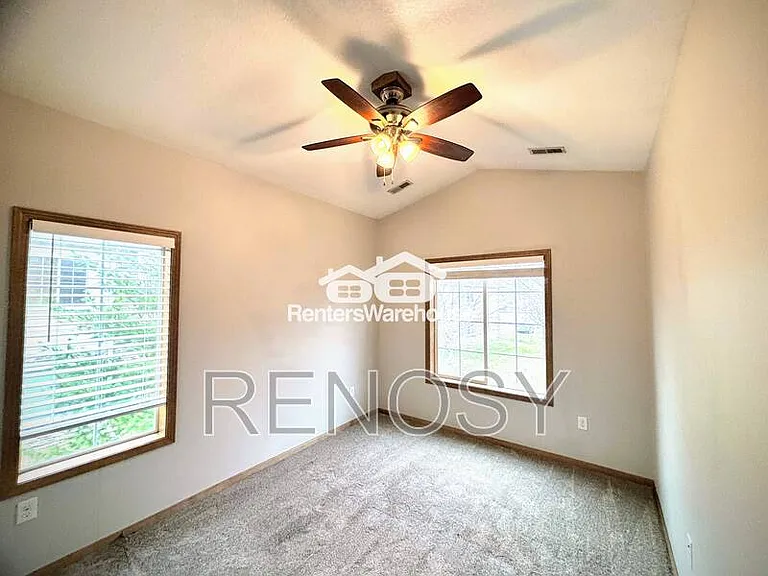 2000 Meadow Ct #405 — Photo 16