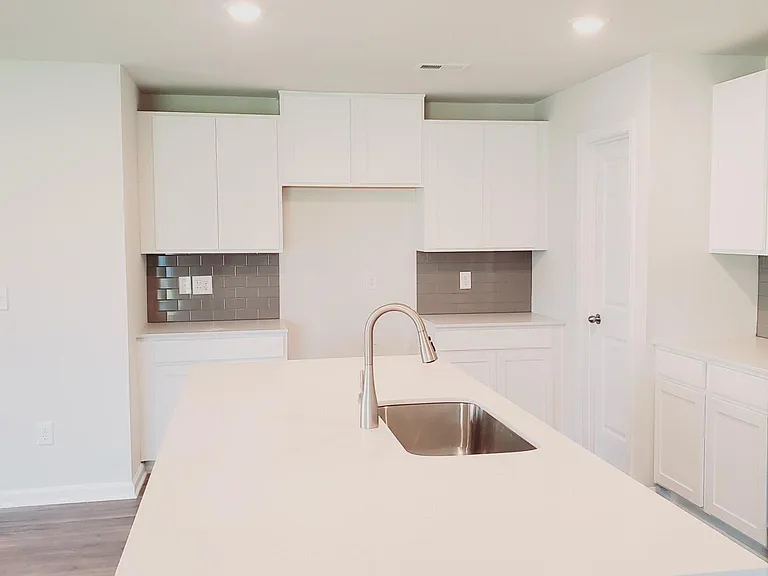 1200 Roundhill Ct — Photo 2