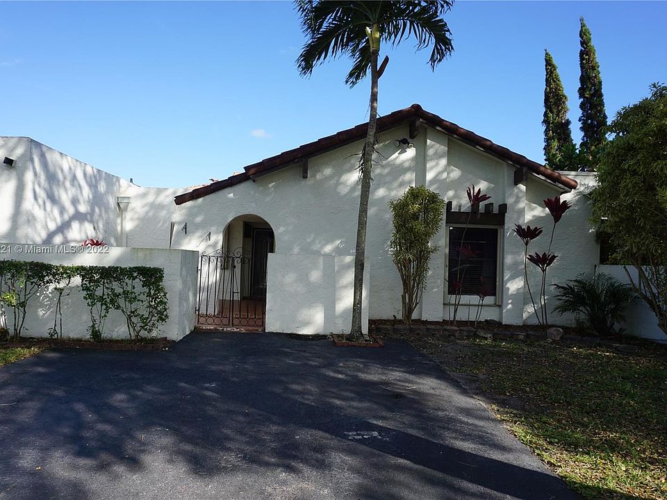 Rarely available 3br/2bth, 1 story, Villa at the Crossings.  Hurry, won't last.