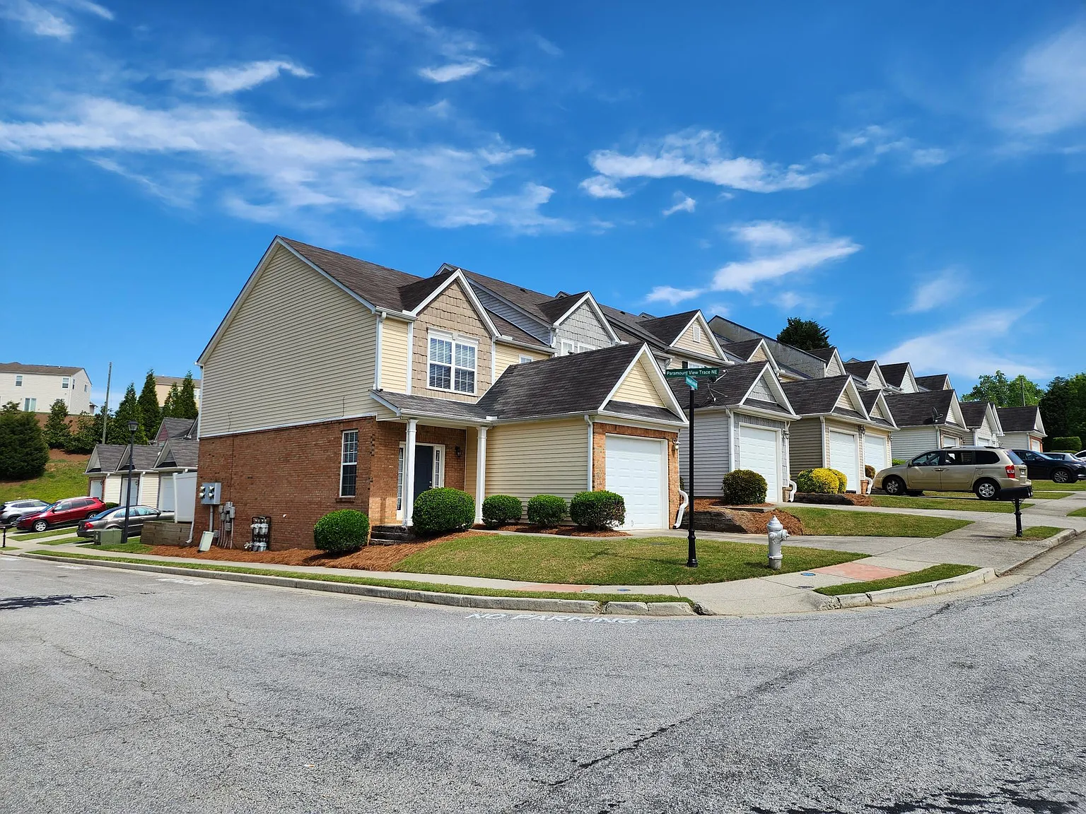 3 bed, 2.5 bath, 1700 sqft, $2,000 — Photo 3