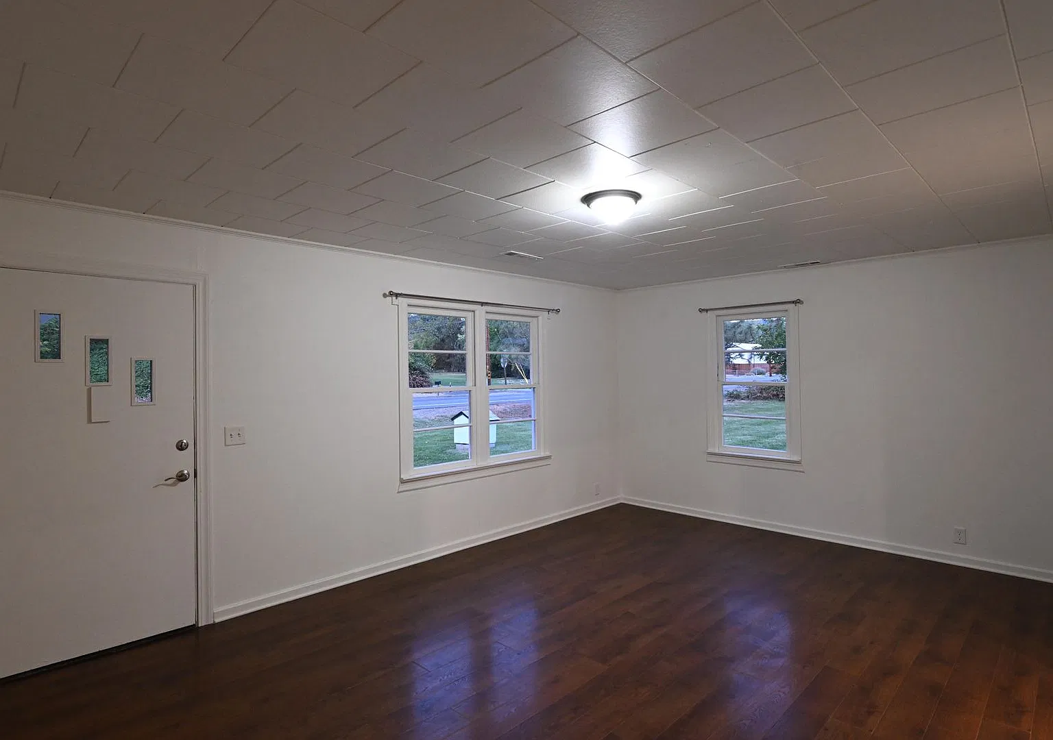 3 Room 1 Bath - High-End Executive Retreat With Panoramic Mountain Views — Photo 2
