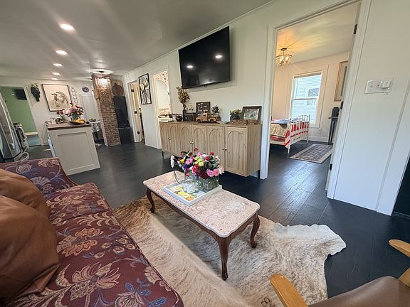 3rd image of 153 Ross Ave