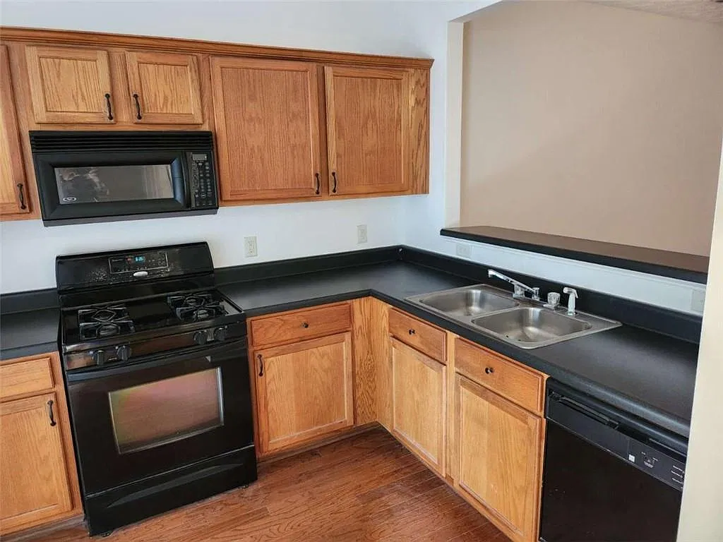 3 bed, 2.5 bath, $1,800 — Photo 4