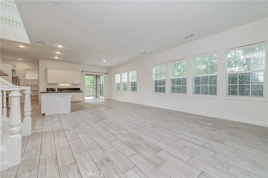 4 bed, 2412 sqft, $5,400 — Photo 4
