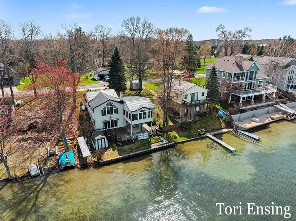 2662 Lakeside Dr, Stanton, MI 48888