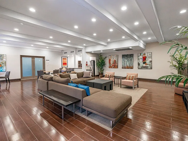 Oak Park Apartments — Photo 11