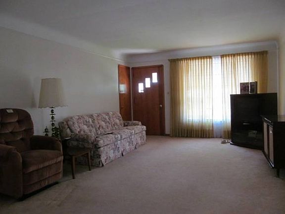 4th image of 10749 Sharon Dr