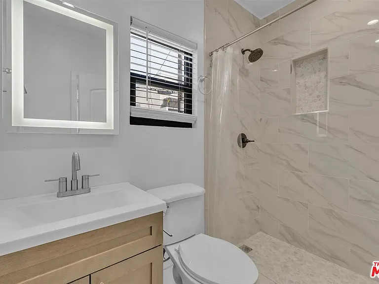 14121 Califa St — Photo 45