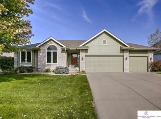 2004 Ridgewood Dr, Papillion, NE 68133