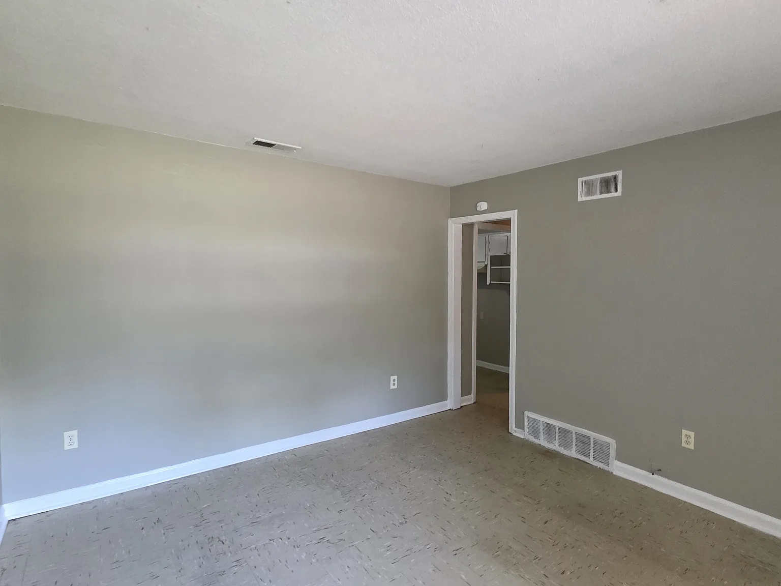 Beautiful 3 Bedroom, 1 Bath Home — Photo 2