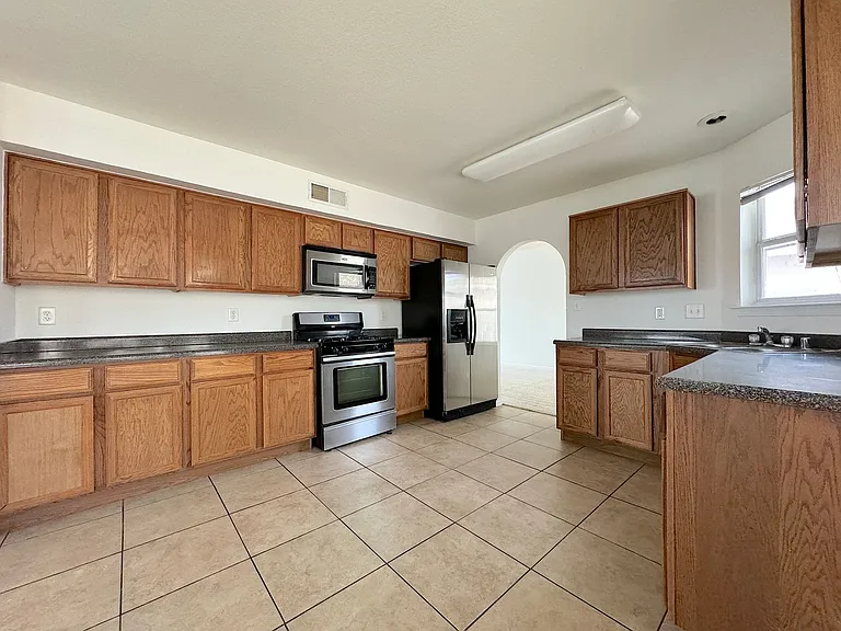 6404 Kenmore — Photo 12