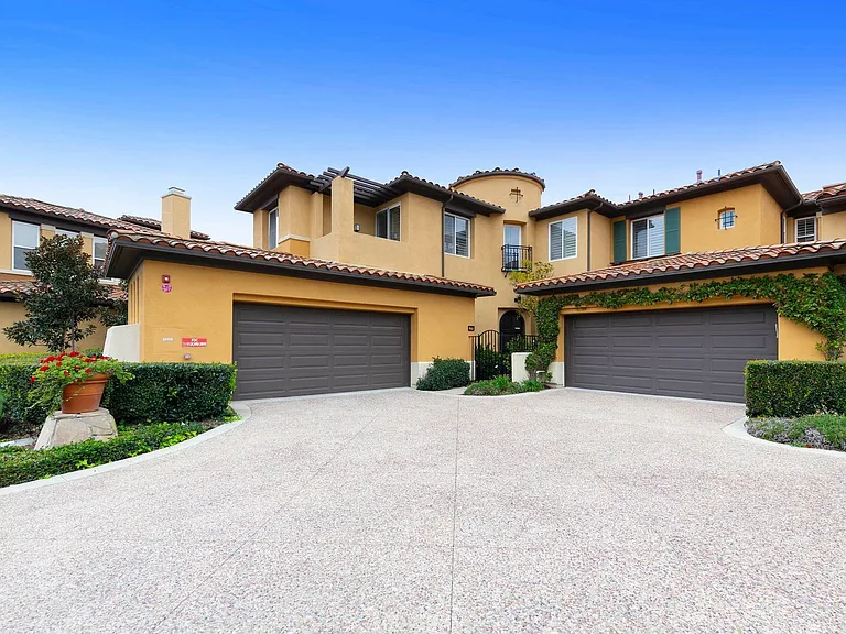 19 Lucania Dr — Photo 1