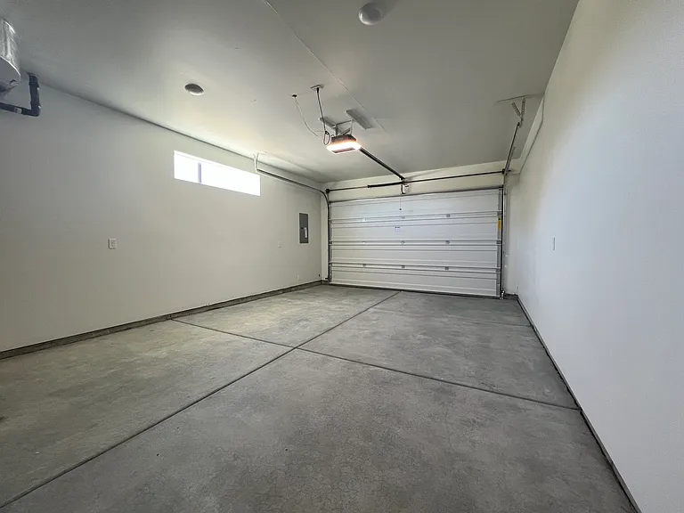 1431 N Meadowglen Ave — Photo 16