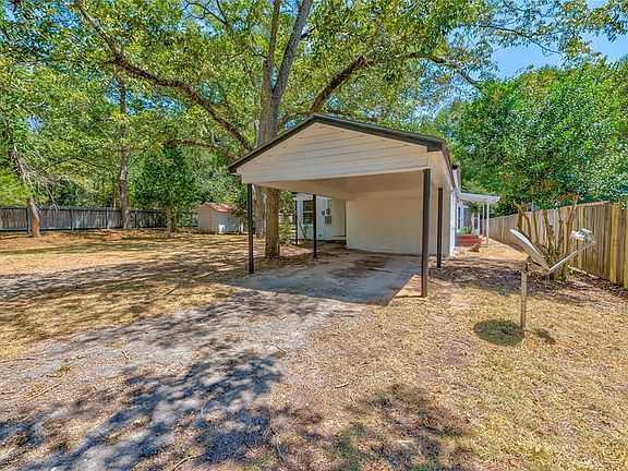 4th image of 104 N Pecan St