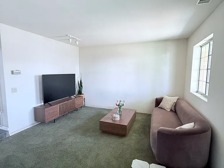 1208 Florence St — Photo 4