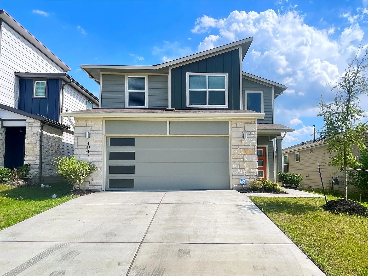 3 bed, 2.5 bath, 1813 sqft, $2,400 — Photo 1