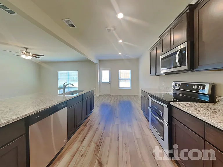 1933 Belmont Ln — Photo 6