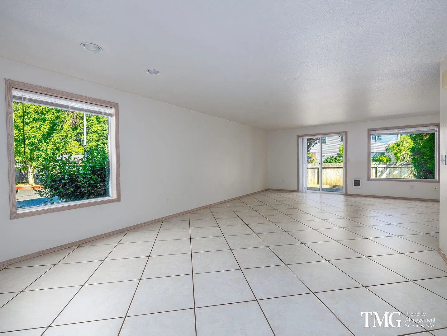 Roomy 2 Bedroom Townhome in Quaint Community! — Photo 3