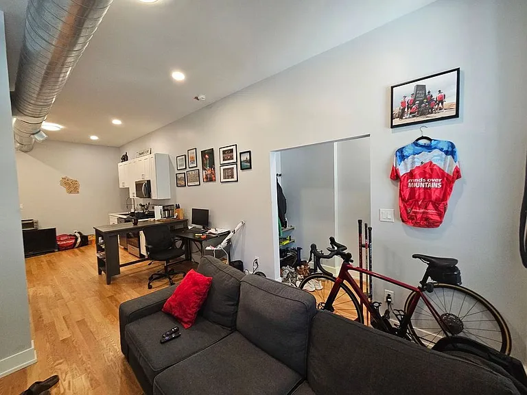 1415 W Erie St #1F — Photo 3
