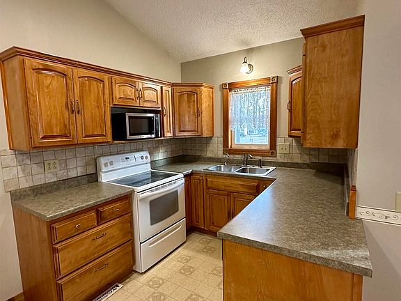 2nd image of 403 NE Park St