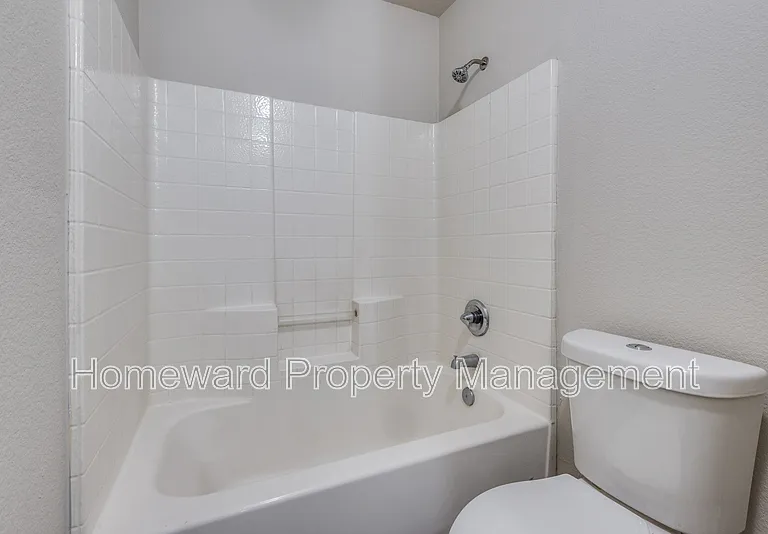 321 Queens Ct S #B — Photo 8