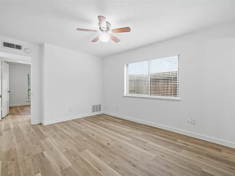 2126 Quail Valley East Dr — Photo 10