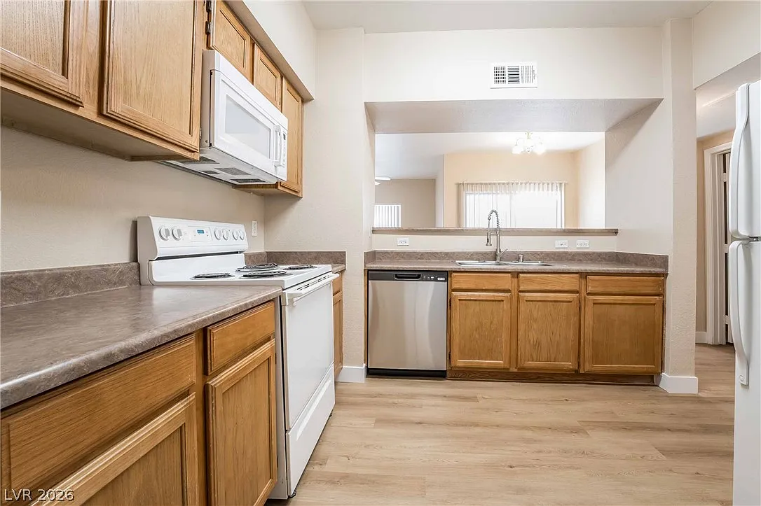 2 bed, 2.0 bath, 938 sqft, $1,450 — Photo 3
