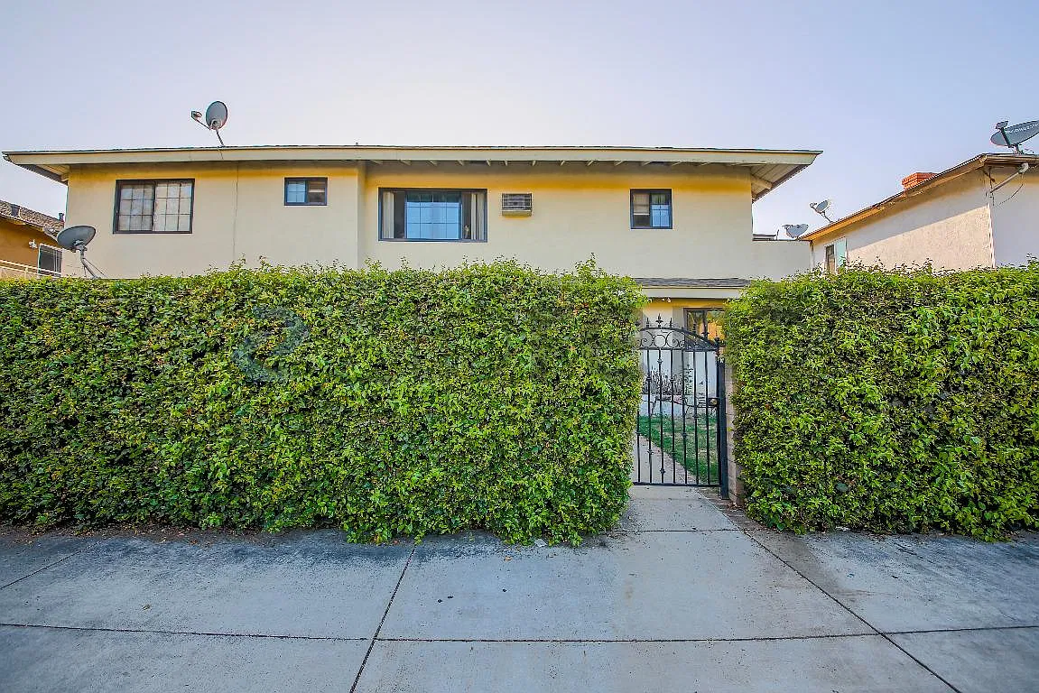 2 bed, 1000 sqft, $2,340 — Photo 1