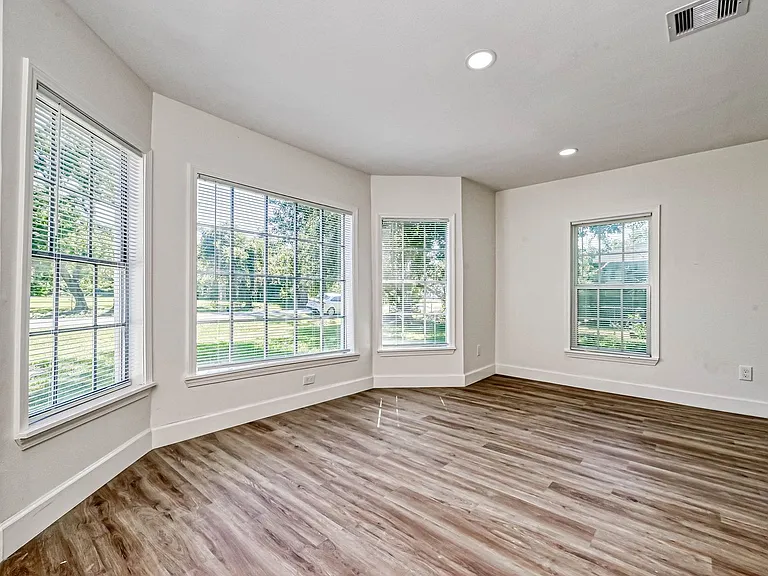 5609 Denmark St — Photo 8