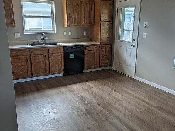 3rd image of 917 Charles St