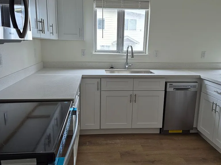 309 W C St — Photo 11