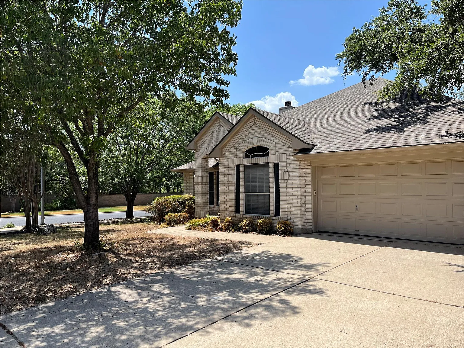 3 bed, 2.0 bath, 2130 sqft, $2,200 — Photo 2