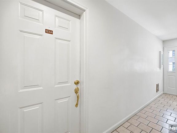 4th image of 123 S Maple Ave #A