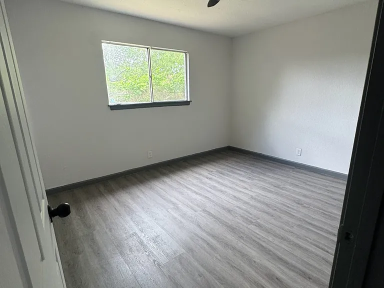6129 Vincent Dr — Photo 9