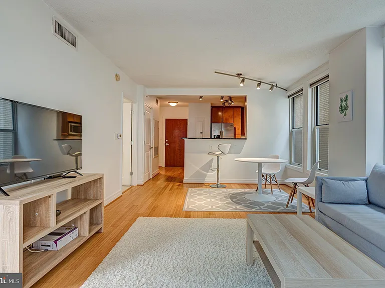 915 E St NW #1001 — Photo 2