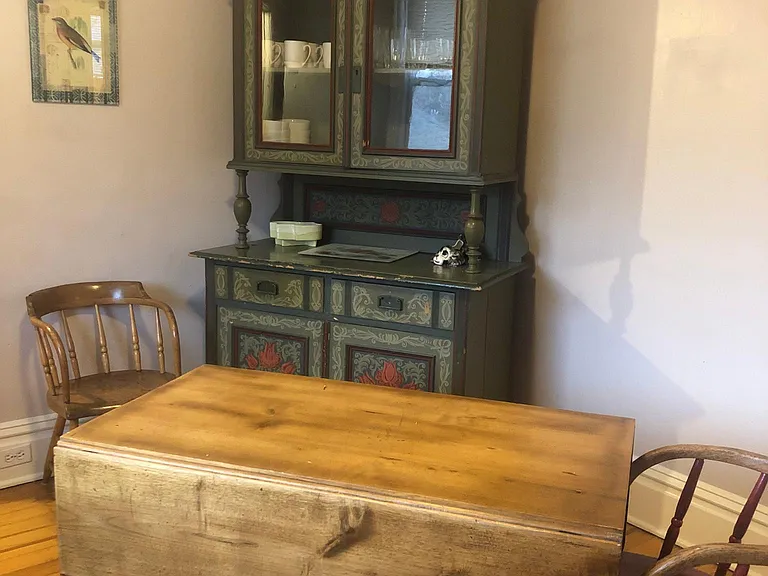 Dining area in kitchen.