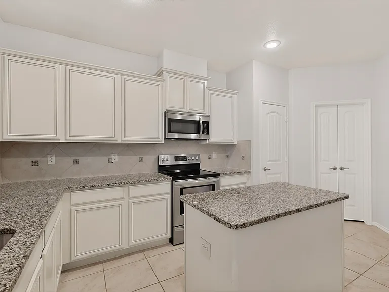 781 Lancashire Ln — Photo 26