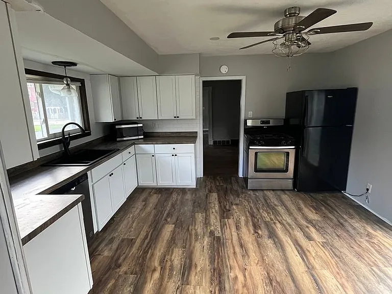 113 N Van Buren St — Photo 5