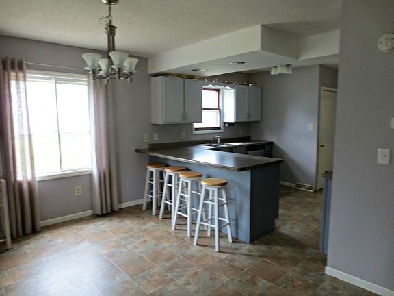 5th image of 216 Sterling St