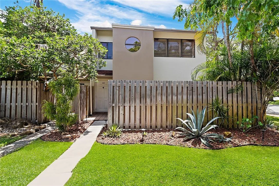 3 bed, 2.0 bath, 1452 sqft, $3,150 — Photo 1