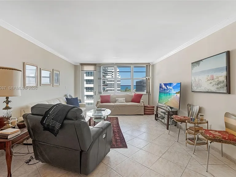 245 18th St #904 — Photo 5