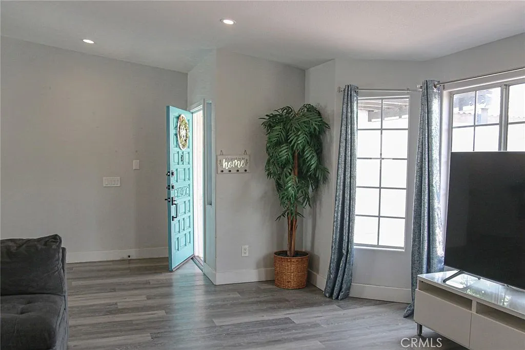 3 bed, 2017 sqft, $3,700 — Photo 4