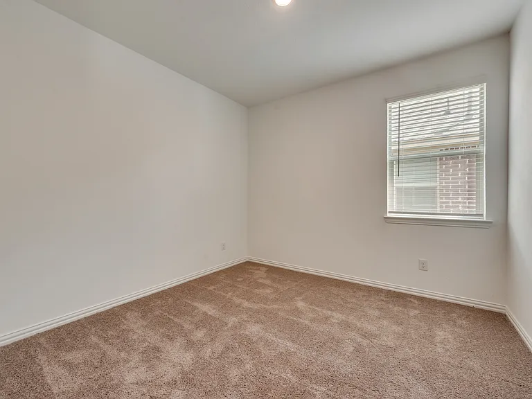 1833 Lake Grove Dr — Photo 21