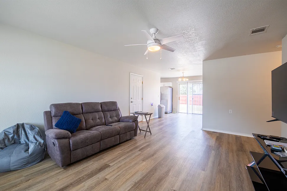 3 bed, 1143 sqft, $1,550 — Photo 4