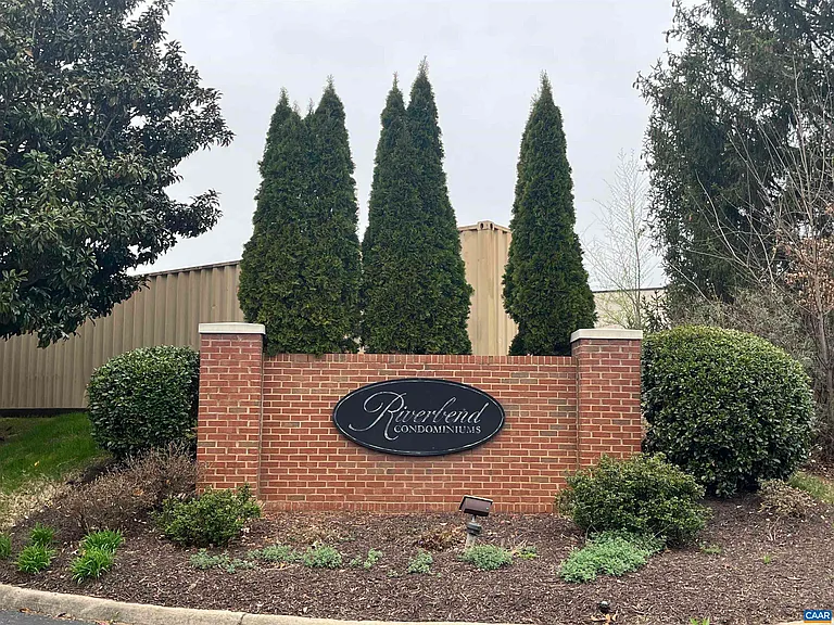 300 Riverbend Dr #2C — Photo 1