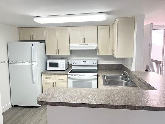 3rd image of 9995 Nob Hill Ln #9995
