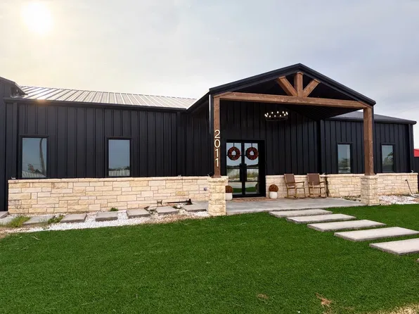 2011 S Mesquite St, Monahans, TX 79756